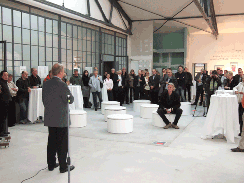 The guests listen the speech of Mr. Ruhnke magnetisedly