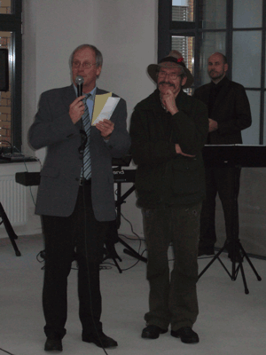 Mr. Ruhnke (GSE gGmbH) is presenting the inaugural address, later he hands over to J�rgen Draeger, first tenant of the studio house