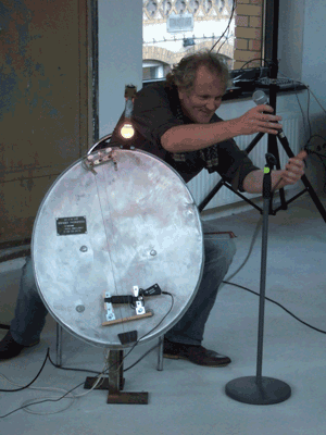 Leo K�nigsberg preparing his gig.