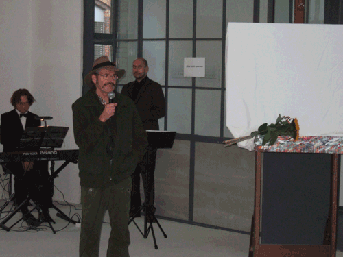 J�rgen Draeger k�ndigt sein Kunstwerk an, das bislang noch niemand gesehen hat.