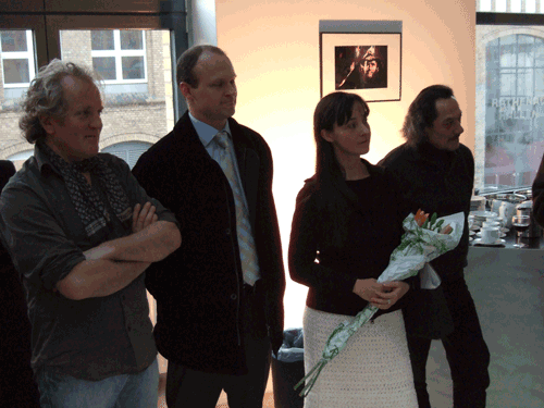 Leo K�nigsberg, John Keane, Anke Schuster sowie ein Mitarbeiter von J�rgen Draeger