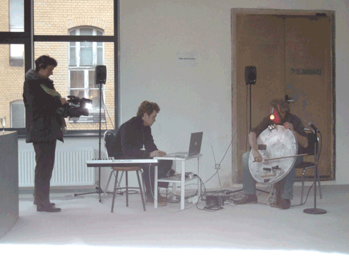 Das Tiefenrauschorchester mit Christian Glass und Leo K�nigsberg gibt eine musikalische Einlage. Susanne Reumsch�ssel dokumentiert.